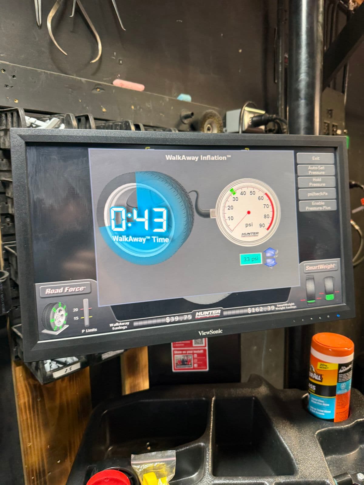 WalkAway Inflation timer and pressure gauge on the Hunter balancer screen