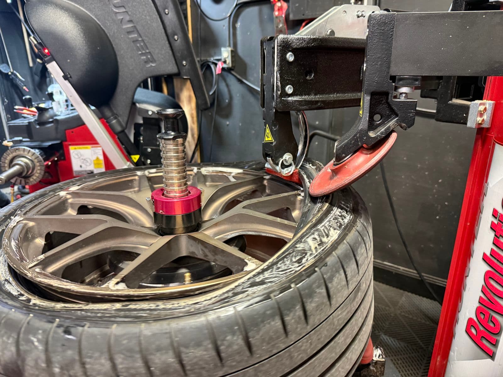 Hunter Revolution bead tool working a low-profile tire on a bronze wheel