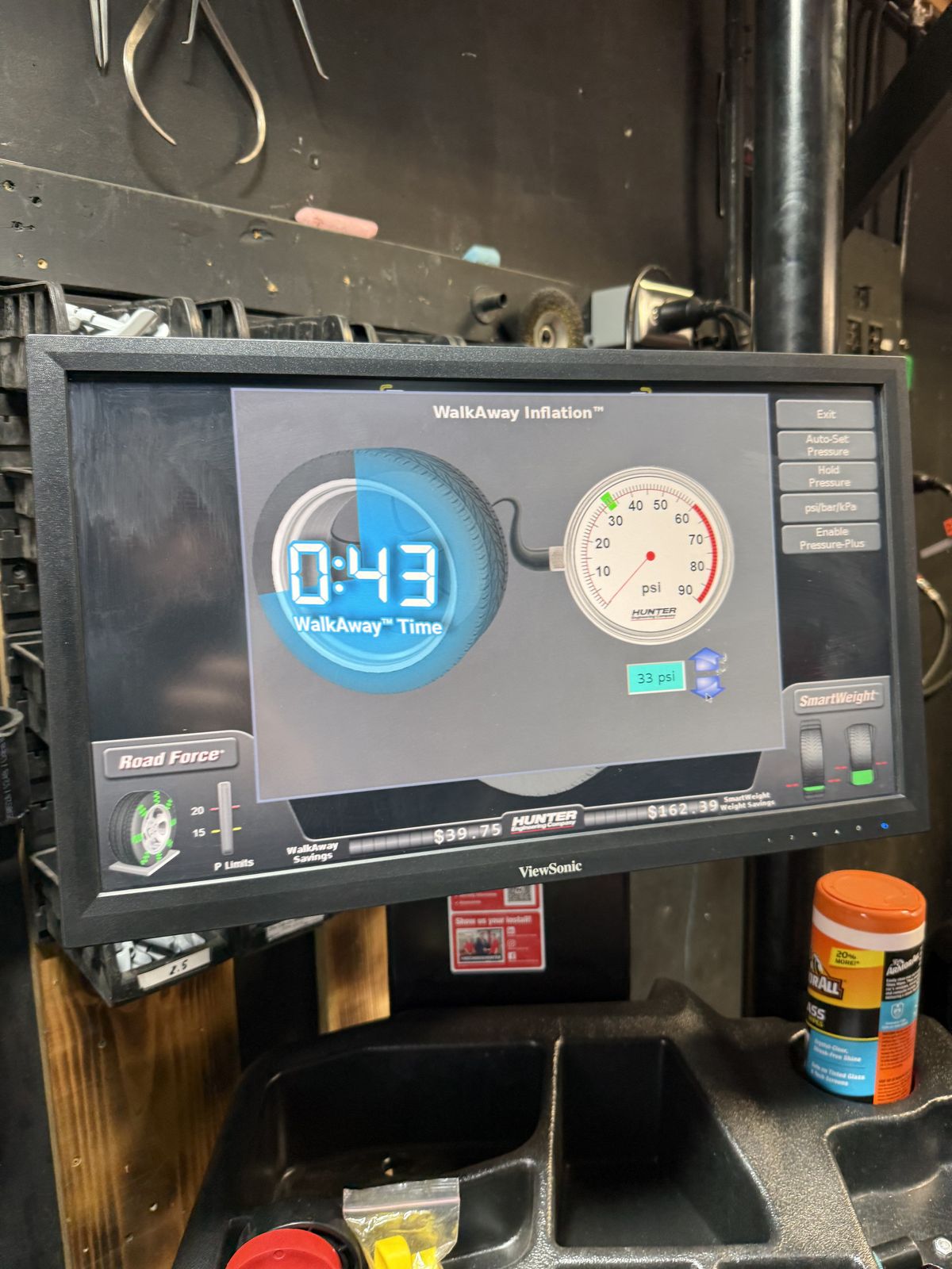 WalkAway Inflation timer and pressure gauge on the Hunter balancer screen